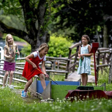 Family & Kaerntnerhof מלון 4*
